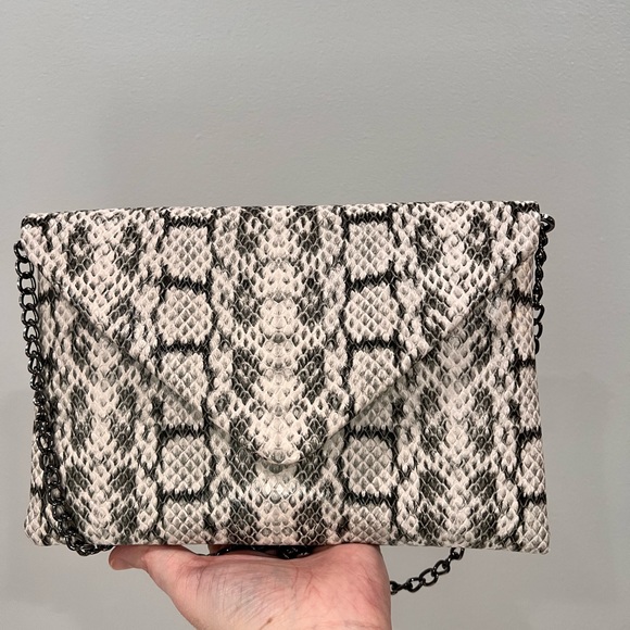 Crossbody bag with animal skin comes with chain strap - Picture 1 of 5